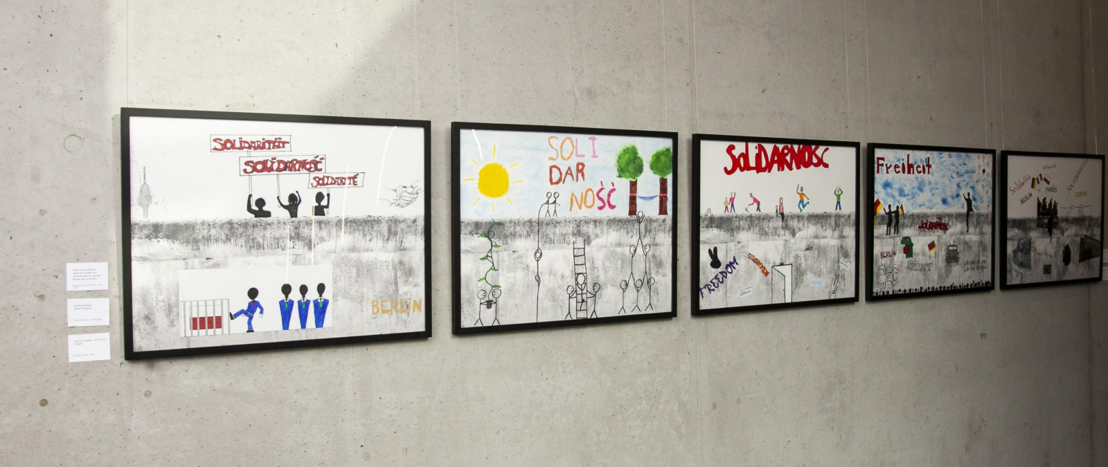 Foto der Ausstellung, 5 gemalte Plakate hängen an der Wand